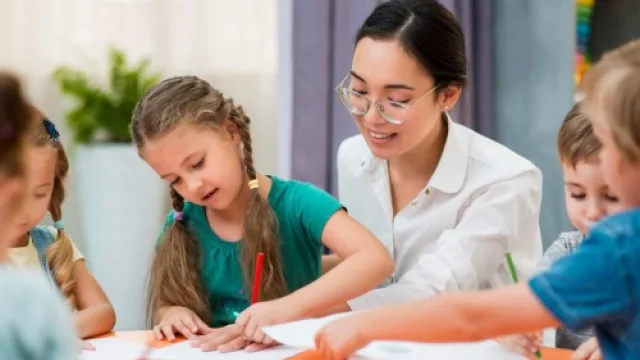 Estudo e planejamento escolar, representando formação para cuidador escolar