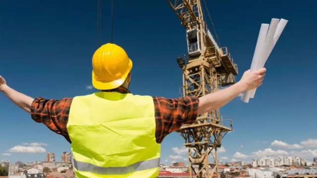 Capacete e planejamento de obra, representando estudo em segurança de içamento